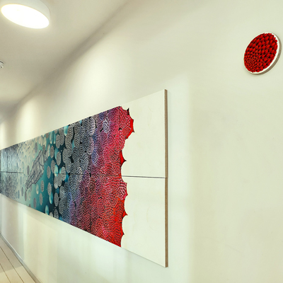 Annette von der Bey, Installation GEDRÄNGEFAKTOR im Bargheer Museum, 2025, Öl auf Leinen