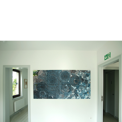 Annette von der Bey, Installation GEDRÄNGEFAKTOR im Bargheer Museum, 2025, Öl auf Leinen